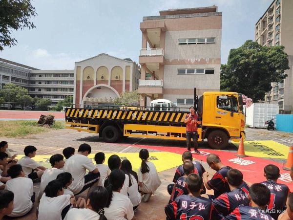 高雄市區監理所安全巡迴列車發車前進前金國小 實車沉浸式體驗構築學童防禦駕駛安全防線1