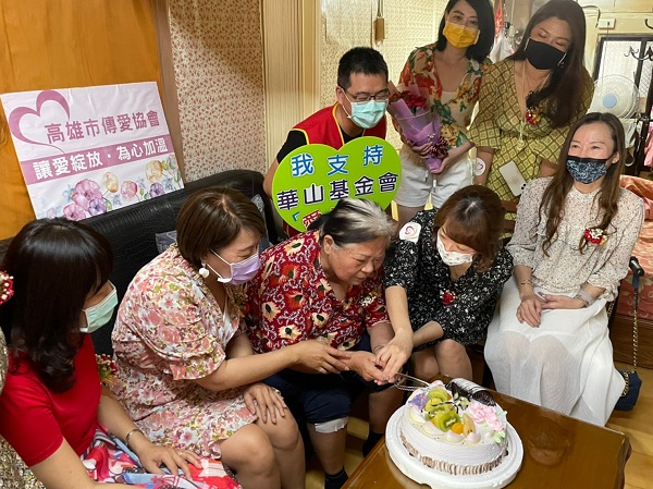 「母親節快樂」 華山孤老阿嬤等了47年1