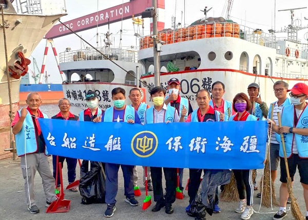 台船公司與高雄市小船舢舨海釣協會合辦「美麗港灣淨港」活動1