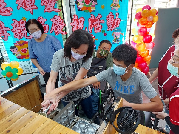 圖說一阿輝跟母親共同製作烤蛋糕