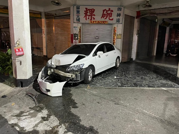 警方路檢拒檢逃逸闖紅燈肇事 棄車又肇逃 車內遺留子彈 苓雅警查獲貝瑞塔制式手槍3