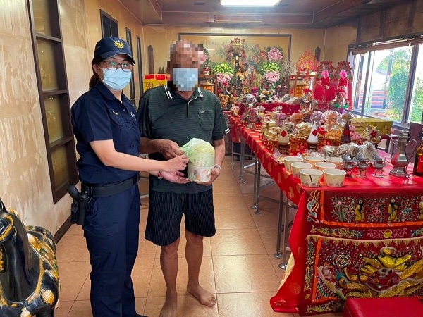 農曆三月媽祖生 里港三和警結合在地玉賢宮發放物資助弱勢