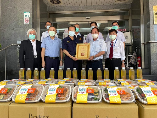 警友會捐贈防疫、養生物資 員警豎大姆指比讚感謝1