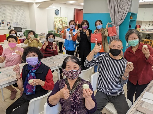 「前金銀髮家園」長輩手做開運乳液健康賀新春 社會局歲末關懷長輩 贈「人壽年豐」春聯祝長壽1