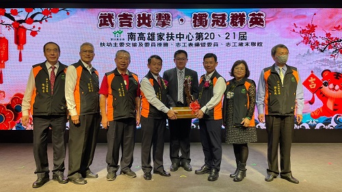 「棒球傳接、新手相連」 南高雄家扶中心扶幼主委交接典禮 盧國冠揮出重責大任之球 謝武吉接下扶幼主委的任務