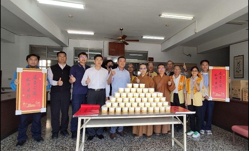 佛光山潮州講堂慰問潮警辛勞贈送愛心結緣臘八粥