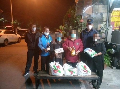 內埔分局泰武警結合熱心店家，寒冬送暖好溫情