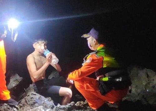 南部分署第六岸巡隊新聞稿 遊客戲水海上漂 海巡救援馬上到