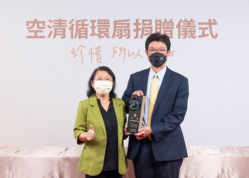 圖一： 台灣三菱電機與新北市教育局攜手合作，為社福團體提供最佳防疫措施。由左至右為高雄市社會局長 謝琍琍、台灣三菱電機董事長 花岡尚夫