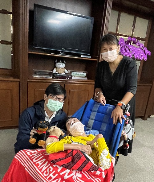 市長陳其邁接見｢超跑媽媽」陳嘉齡 贈ipad鼓勵學習繪圖軟體 期許實現用繪畫專才謀生 1