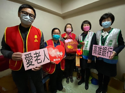 年前送暖華山孤老 高雄銀行捐助年菜12年不間斷