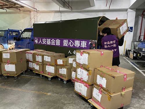 強烈冷氣團來襲氣溫驟降 人安愛心專車3000件愛心保暖衣送至全台各地平安站1