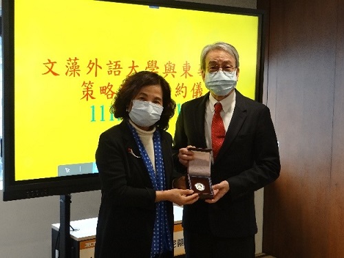 文藻外大結盟東華書局 攜手推動雙語教育 共同簽署合作契約書1