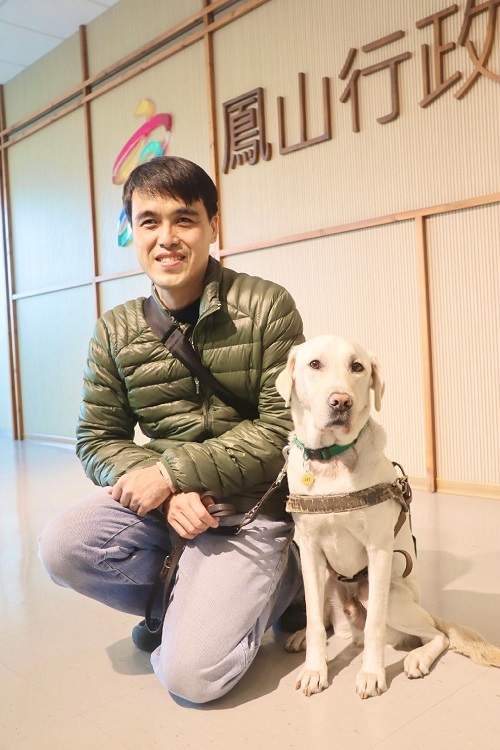 校園心靈捕手 小港國中視障輔導老師黃英俞 導盲犬陪伴 守護學生、療癒自己 一隻導盲犬，讓他重新認識世界的美好，用心守護學生