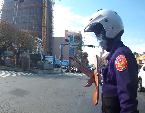 涵洞下木頭家具棍腳落滿地，警速疏通排除