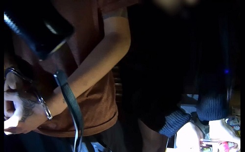 深夜外出吃宵夜、做賊心虛交通違規遭攔查，小港警意外查獲百克咖啡毒包