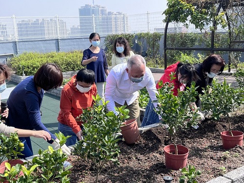 社會局副局長葉欣雅及主秘陳世璋 慰問無障礙之家 桔祥迎春虎哩旺 憨兒歡喜迎新年