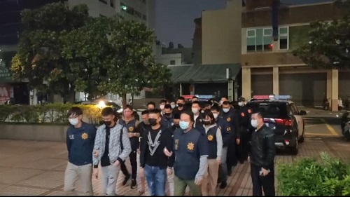 舞廳內疑似遺失20萬遂率眾15人毀損店家大門玻璃，苓雅警6小時內火速逮捕15名犯嫌全數依法究辦！1