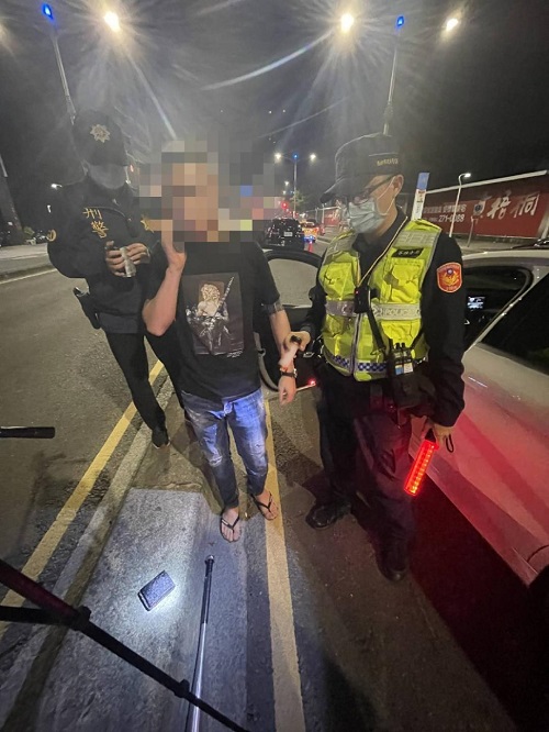 車內散發濃厚K味 男子車內吸毒遭路檢警查獲，無奈苦笑：「早知道就不要走這一條路！」