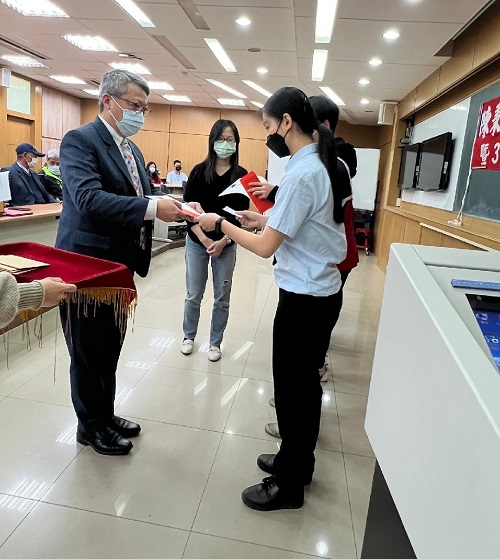 連續16個學年度，每學年提供30萬元獎助學金 左營高中校友 陳秉宏先生 幫助品德優良、努力上進的學生