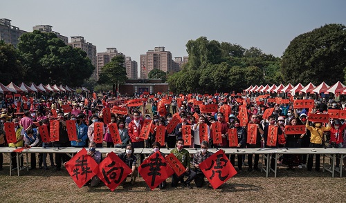 高雄市眷村文化節「千人揮毫迎虎福」寫春聯開幕1