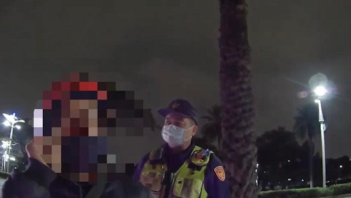 天冷拉下口罩嚼檳榔 倒楣暴露通緝身分遭逮