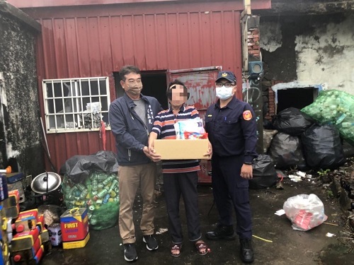 寒冬送暖 愛心所長與村長雪中送炭