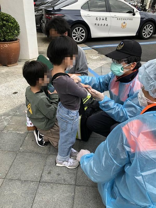 男童好奇催動四輪車油門 撞路邊小貨車 警聞聲出門關心