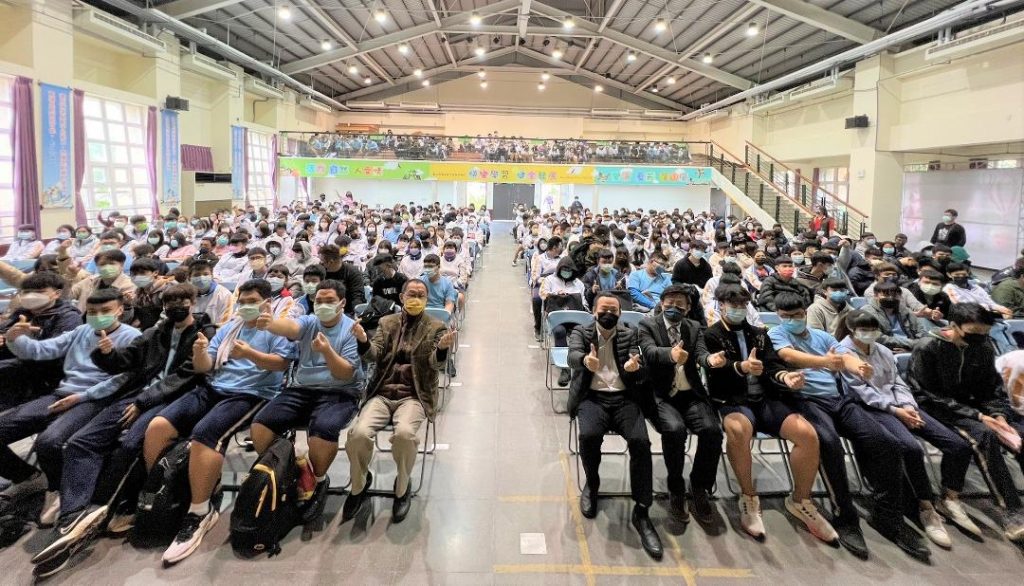 行政院南服中心前進恆春工商 宣導職校生求職防詐及勞動權益2