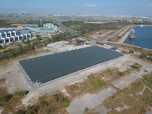 高雄市「茄萣興達港太陽光電停車場」，全年發電量可供389戶年家庭用電1