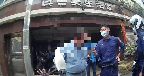 手持香煙見警突駛離 原來是酒駕心虛遭警逮