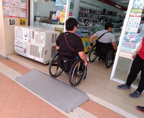 為高市打造有愛無礙友善城市 身障訪視員走訪推廣 邀請店家一起加入友善營業場所1