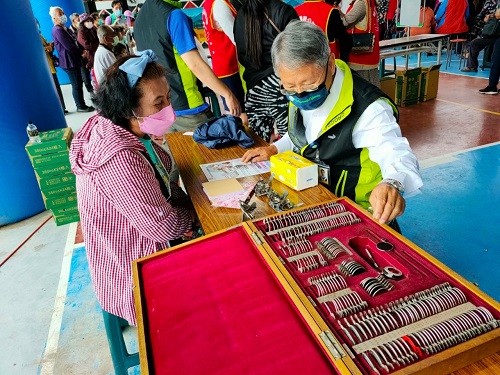關懷原鄉長輩視力健康 高市社會局媒合慈善協會、鐘錶眼鏡公會 免費驗光及贈送老花眼鏡1