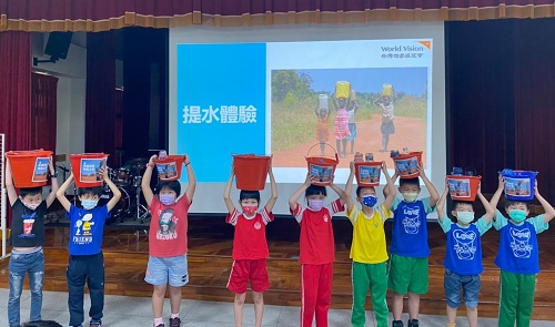 響應台灣世界展望會水資源行動 為孩子的生命注入希望 世界水資源日 大樹國小學童頭頂水體驗非洲兒童取水路 1