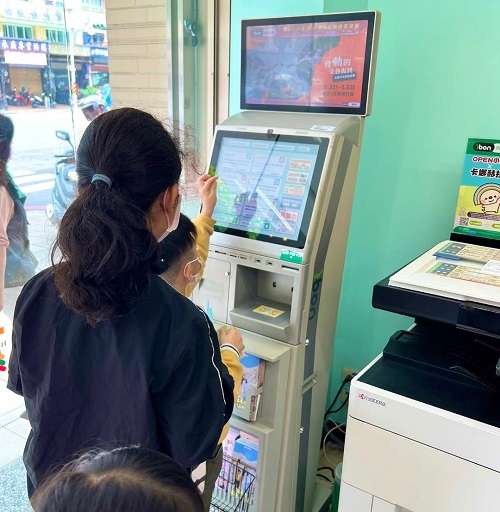 高雄市推動數位化安心餐食票卡 讓弱勢孩子兌換午餐更便利