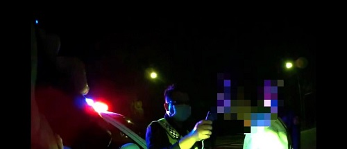 前方有路檢!!酒駕男不顧一切只想倒退嚕