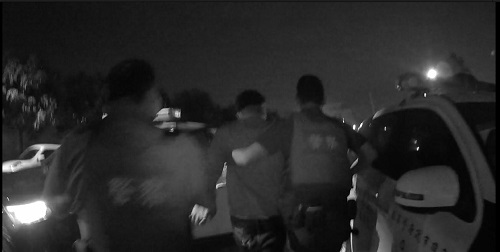 巡邏警攔停違規計程車 乘客見警心虛拔腿狂奔 跑到腳軟！通緝犯跑輸警察1