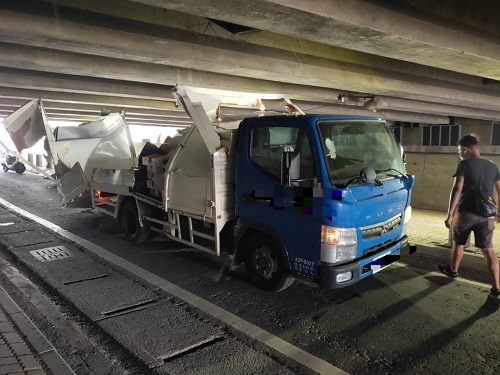 未注意限高！小貨車開進橋下GG了，仁武警即刻救援1