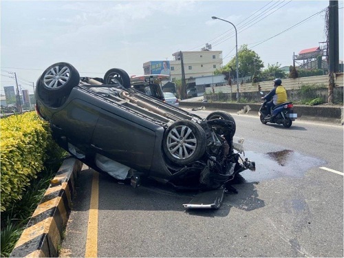 東港雙園大橋上小客車自撞右側護欄，導致翻車 駕駛左肩胛骨骨折、腳部挫傷1