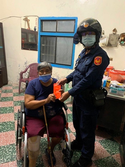 潮州南和派出所副所長羅吉良 轉介慈善團體關懷弱勢居民1