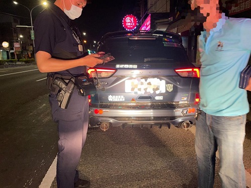 自小客車牌反光躲避違規舉發卻躲不過眼尖警察1