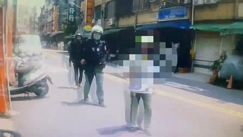 見警轉身引注意 吸毒解憂愁更愁2