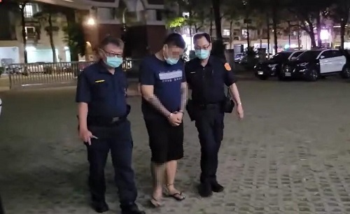 警追逃犯槓上開花查獲毒品 嫌犯如廁還沒回神就被逮2