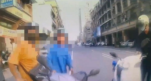 豬隊友神助攻！警方當場查獲通緝犯！2