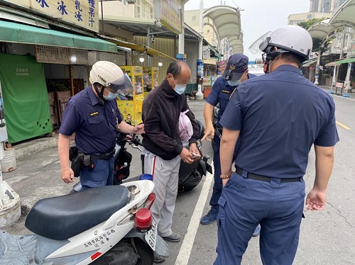 賊性不改!下班警超商繳費 意外逮獲禿頭慣竊