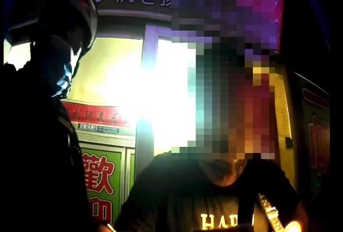 身揹四條通緝案男子耍小聰明 持他人證件受檢 仍被警鷹眼識破逮捕！1