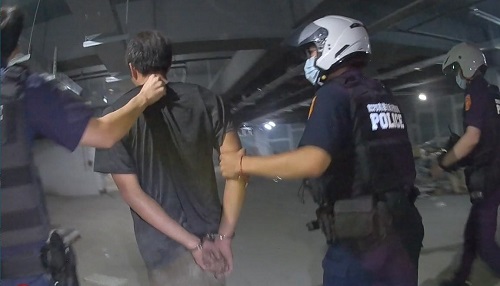 通緝犯街道狂奔遁入工地躲藏 不敵優勢警力逐層搜索就逮