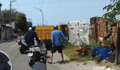 遇警盤查故作鎮定丟毒包 沒想到後方女警全都錄1