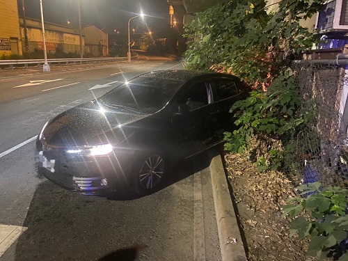 酒駕逆撞花叢間，見警盤查，竟還匡稱：坐車非駕車！