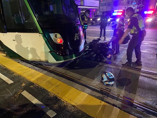 五福四路和鼓山一路的交叉路口 女騎士擦撞輕軌車頭 手腳擦挫傷2